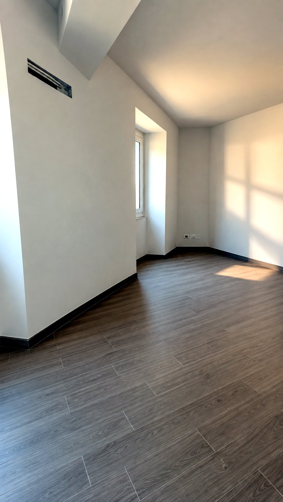 Stanza con finestra del monolocale al primo piano di Pontelambro, completata, foto reale